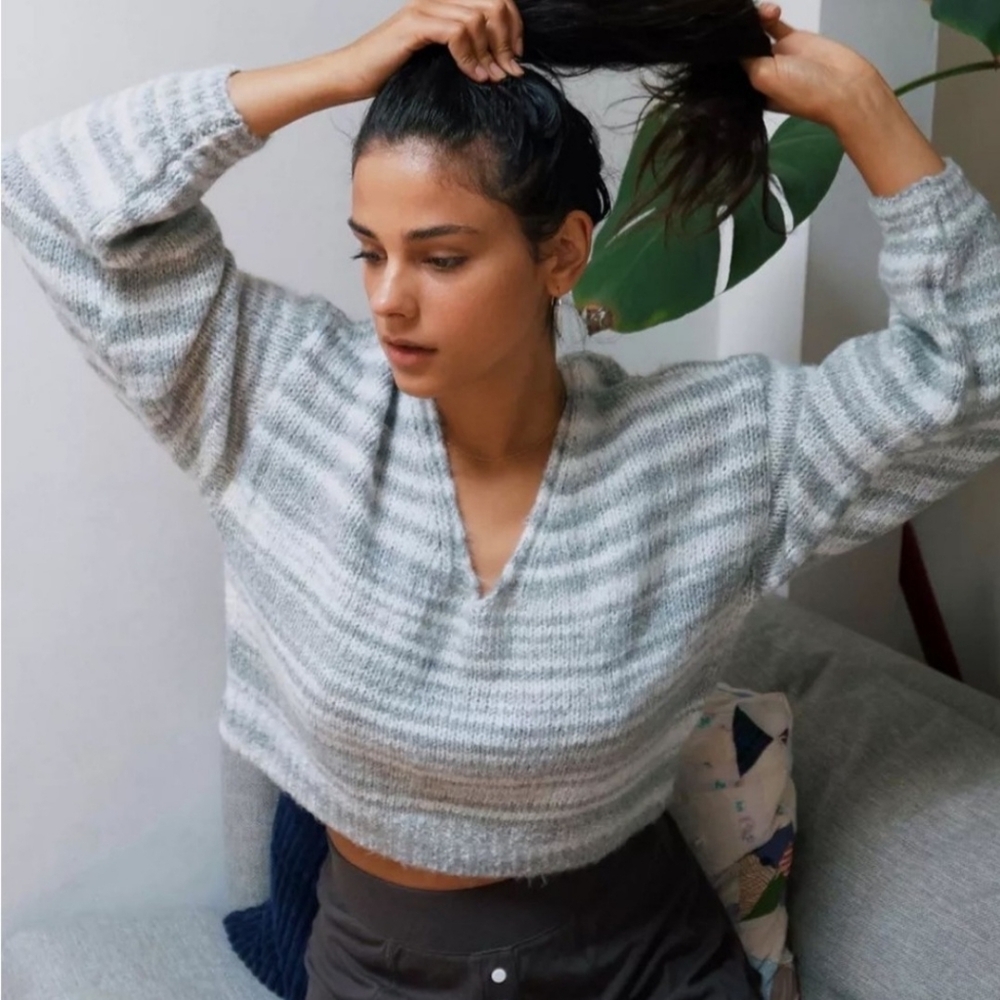 URBAN OUTFITTERS Grey/White Space Dye Striped Cropped Peasent‎ Sleeve Sweater L
